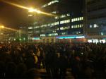 Unas mil personas concentradas en la sede policial