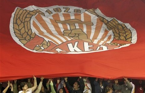 Bandera de AKEL, el 2 partido más votado en elecciones