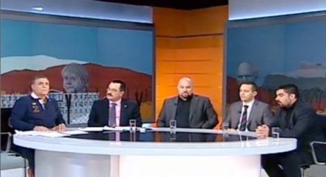 Skay TV. Los neonazis son los cuatro de la derecha y el periodista a la izq.