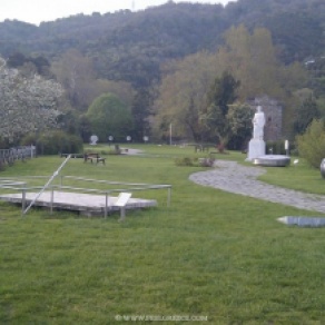 Parque temático de Aristóteles situado encima de una colina que domina la bahía de Ierisos, dedicado a su obra titulada "LA NATURALEZA" sobre los fenómenos de la naturaleza .