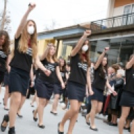 Desfile escolar en Ierisos. Camisetas con fecha de cuando el instituto fue atacado con gases lacrimógenos por la policía
