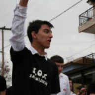 estudiantes con camisetas de SOS HALKIDIKI.en el desfile del día nacional de Grecia
